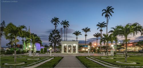 Vista panorâmica da Praça Lourival Monte com a Catedral de Nossa Senhora do Bom Conselho em uma das extremidades